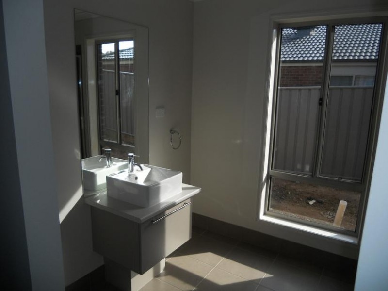 10 Klim Avenue, Kangaroo Flat VIC 3555