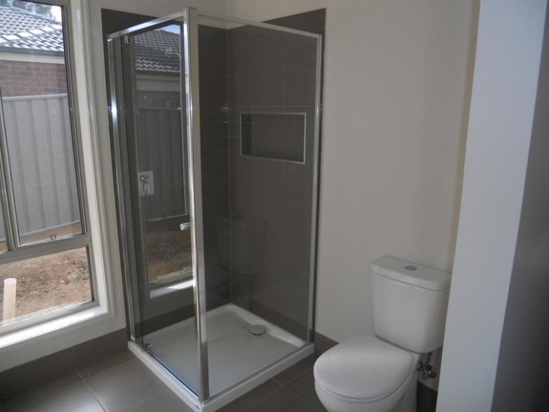 10 Klim Avenue, Kangaroo Flat VIC 3555