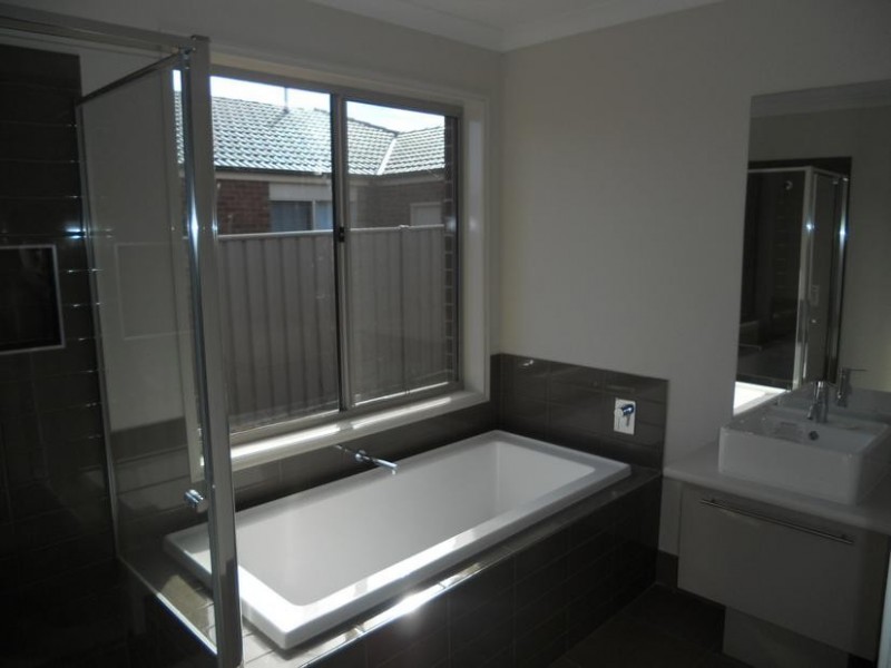 10 Klim Avenue, Kangaroo Flat VIC 3555