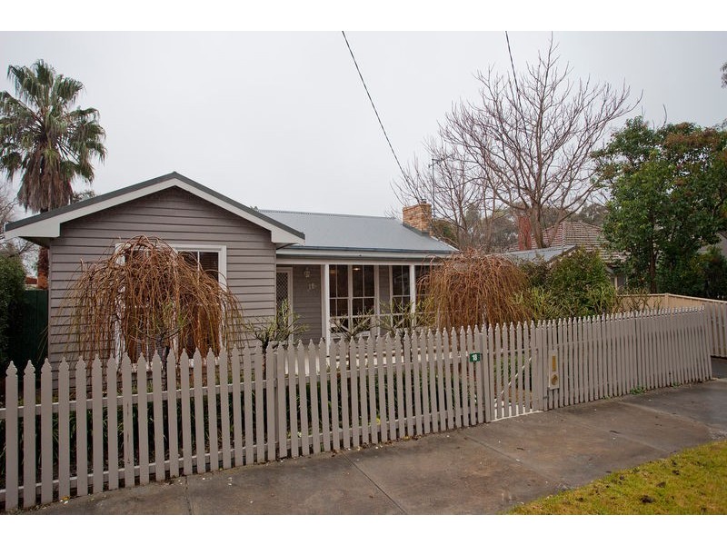18 Rodney Street, Quarry Hill VIC 3550