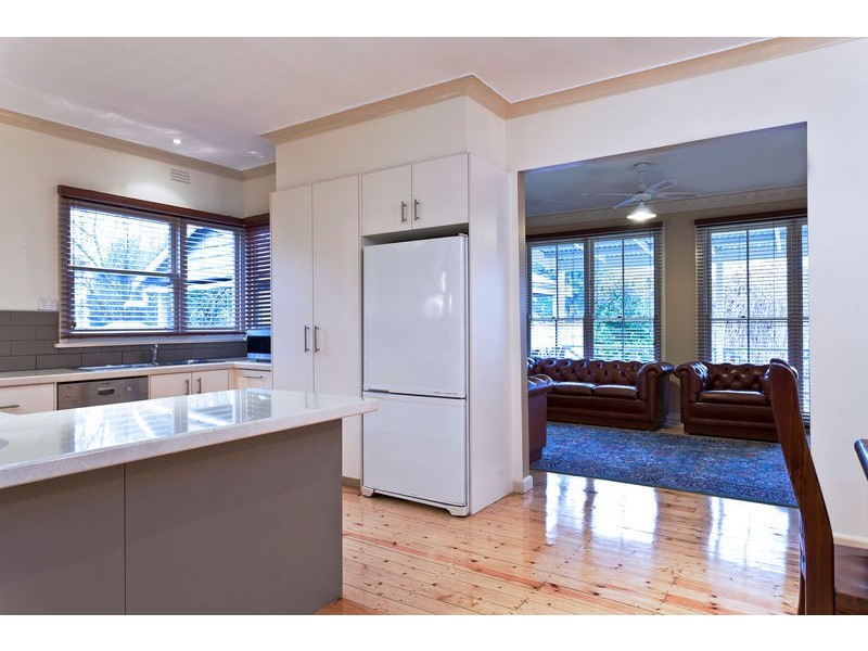 18 Rodney Street, Quarry Hill VIC 3550