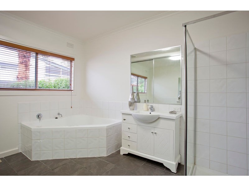 18 Rodney Street, Quarry Hill VIC 3550