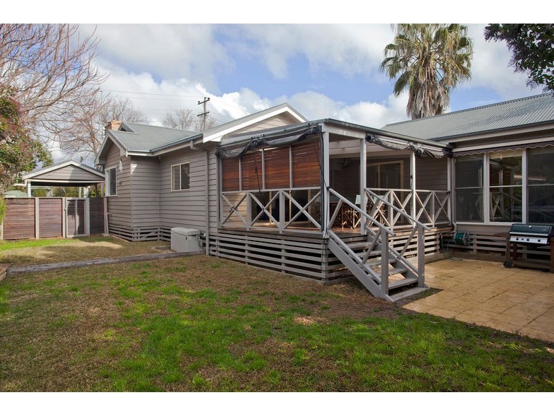 18 Rodney Street, Quarry Hill VIC 3550