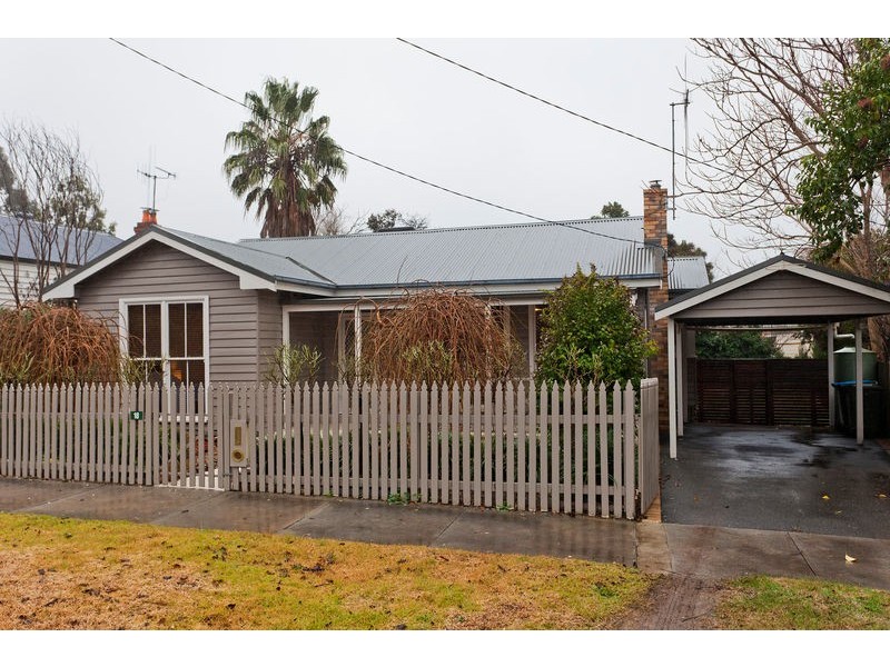 18 Rodney Street, Quarry Hill VIC 3550