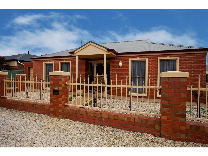 17 Chantelle Court, Kangaroo Flat VIC 3555