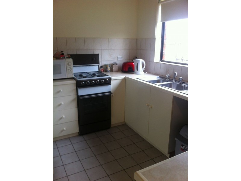 2/6 Bambara Close, Strathdale VIC 3550