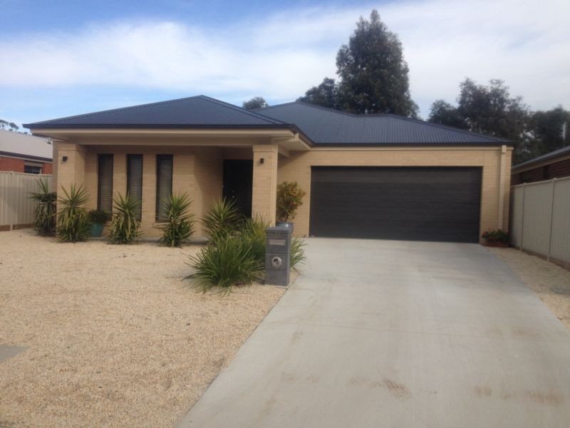 33 Barnett Drive, Kangaroo Flat VIC 3555