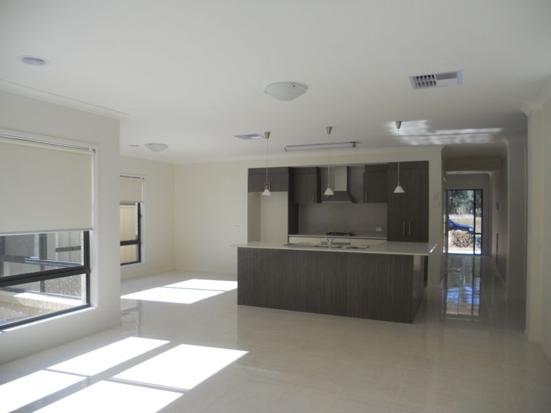 33 Barnett Drive, Kangaroo Flat VIC 3555