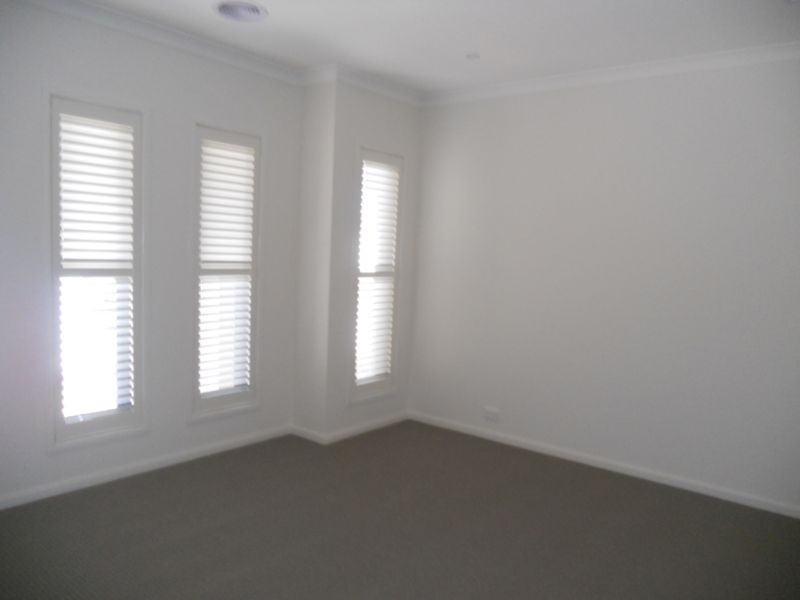 33 Barnett Drive, Kangaroo Flat VIC 3555