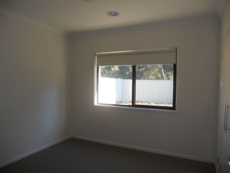 33 Barnett Drive, Kangaroo Flat VIC 3555