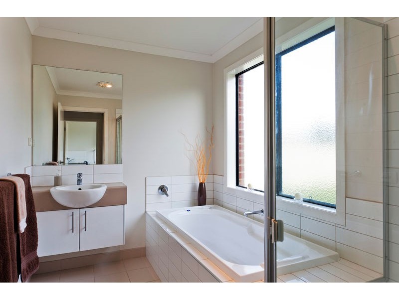 2 Peacock Drive, Epsom VIC 3551