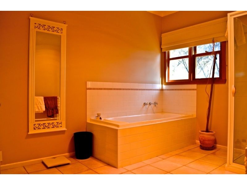 10 Lakewood Drive, Strathdale VIC 3550