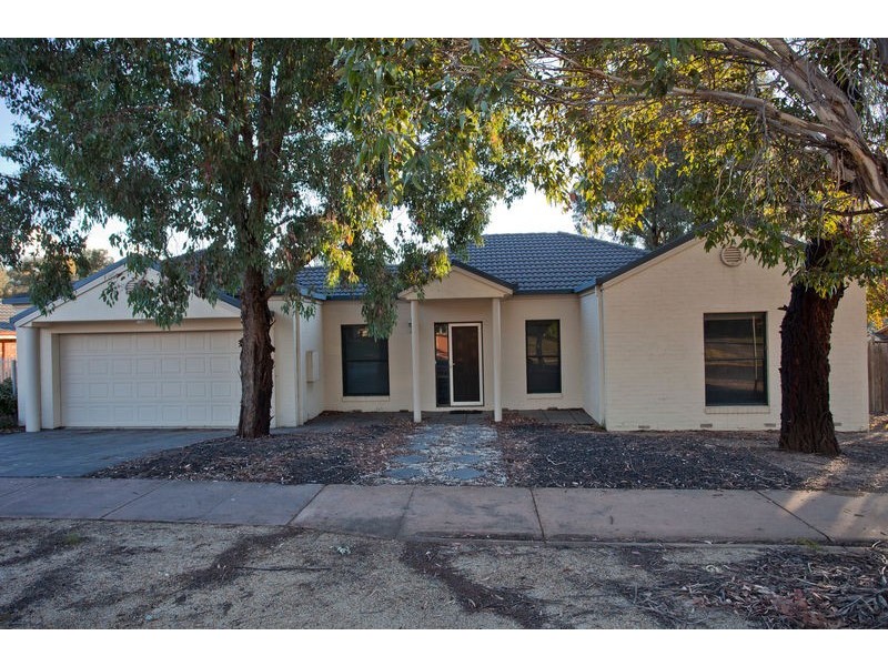 18 Peppertree Grove, Strathdale VIC 3550