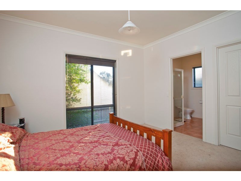 18 Peppertree Grove, Strathdale VIC 3550