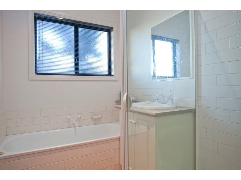 18 Peppertree Grove, Strathdale VIC 3550