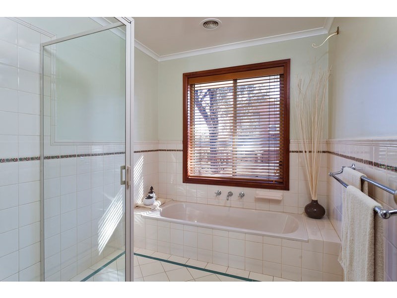 50 Akoonah Drive, Golden Square VIC 3555