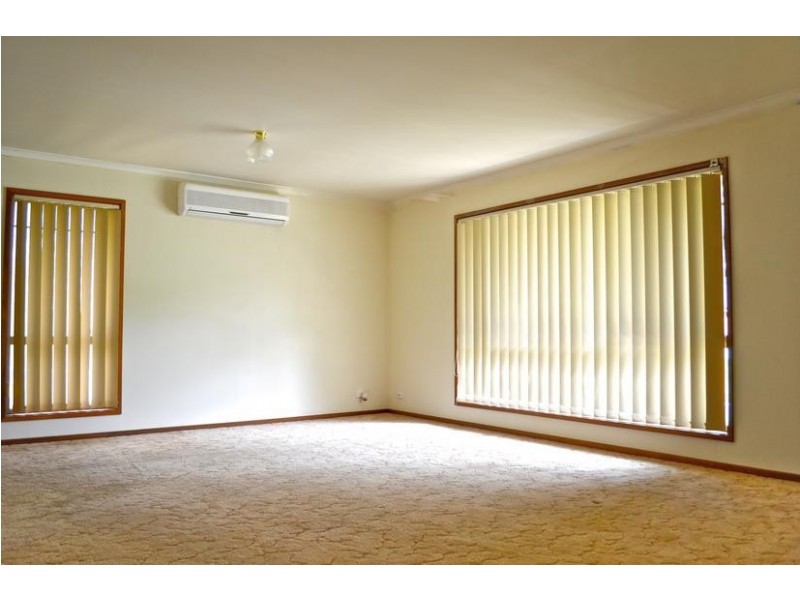 1/2 Cardogen Place, Kennington VIC 3550