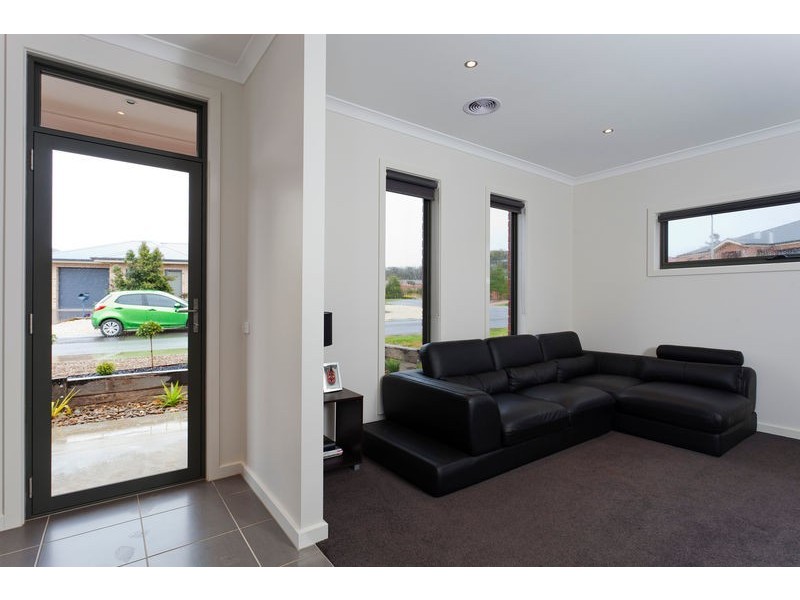 16 Londonderry Way, Epsom VIC 3551