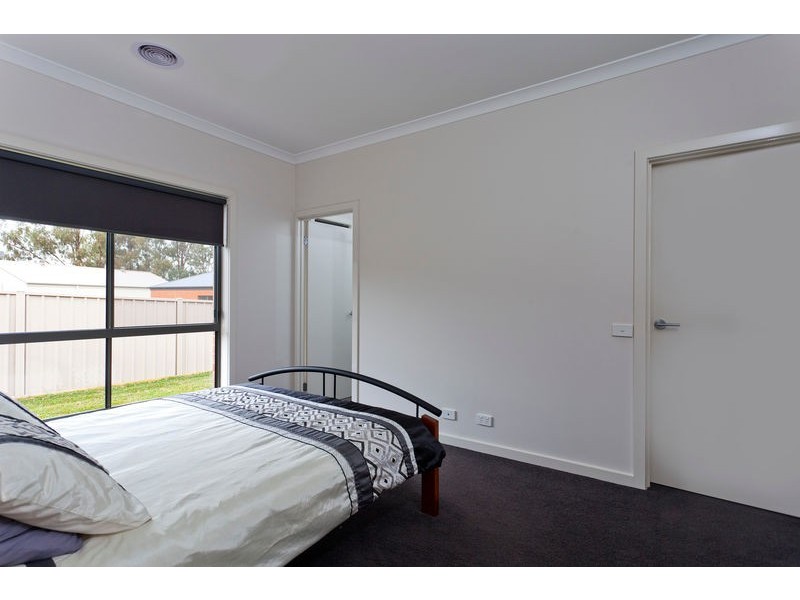 16 Londonderry Way, Epsom VIC 3551