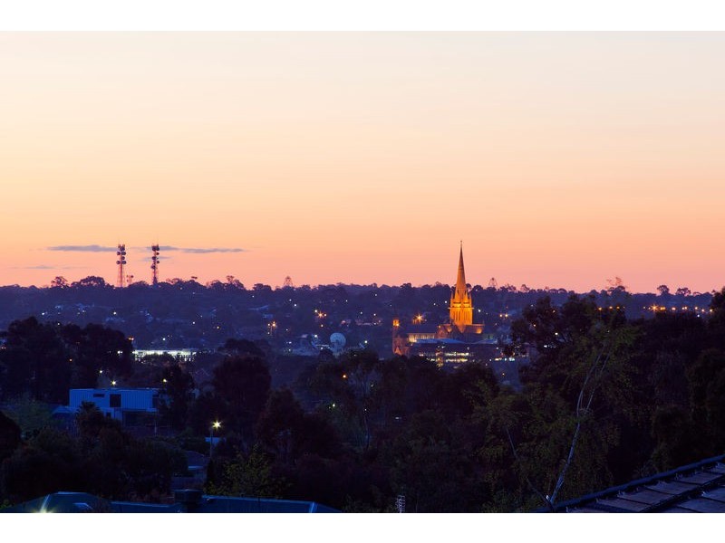 2 The Crest, Kennington VIC 3550