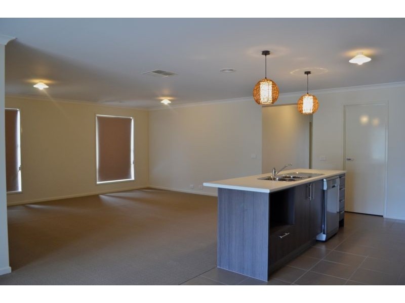 28 Belladonna Rises, Kangaroo Flat VIC 3555