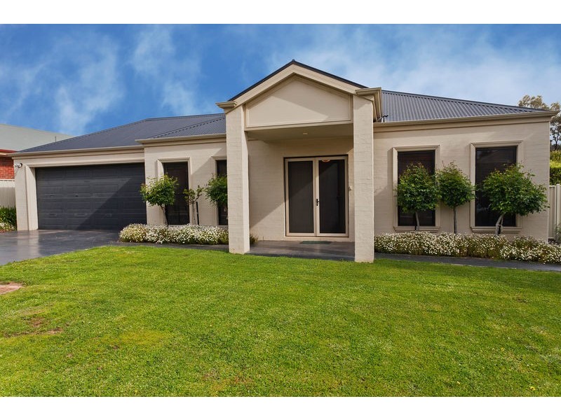 15 Parkside Boulevard, Strathdale VIC 3550