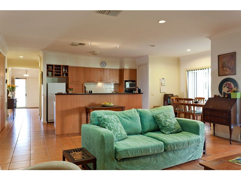 15 Parkside Boulevard, Strathdale VIC 3550