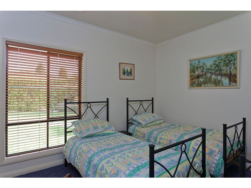 15 Parkside Boulevard, Strathdale VIC 3550