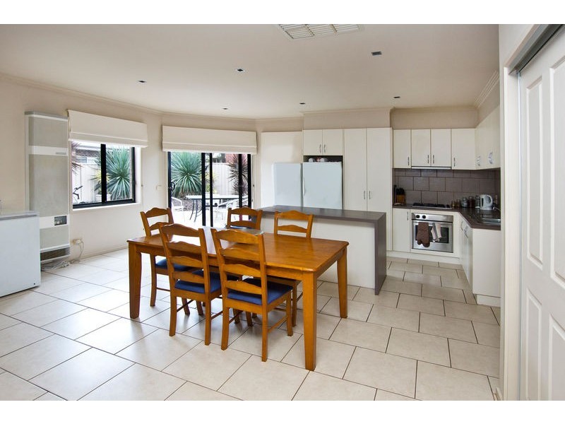 8 Grenoble Close, Spring Gully VIC 3550