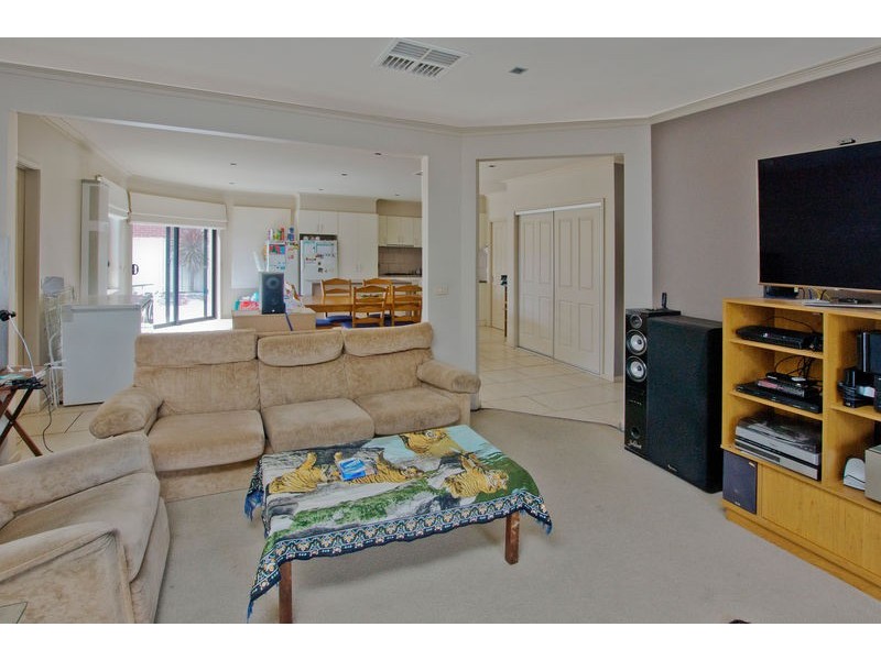 8 Grenoble Close, Spring Gully VIC 3550