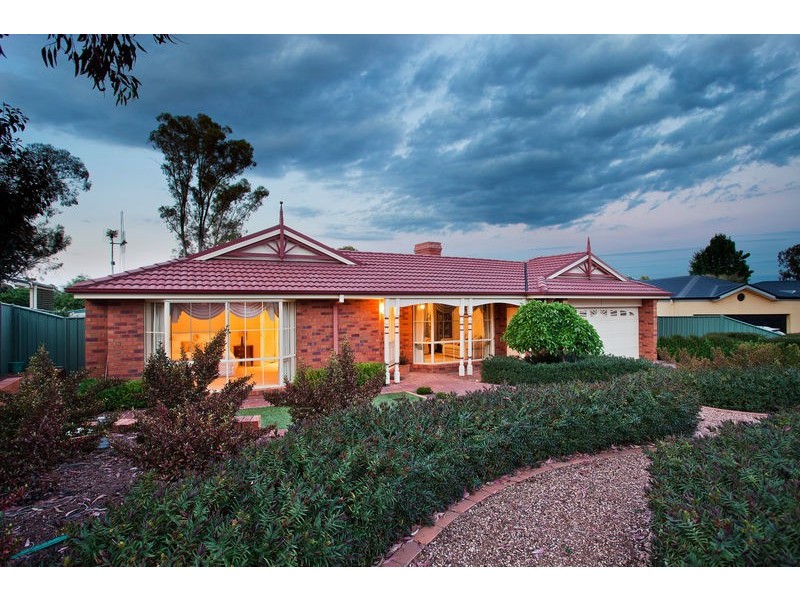 8 Northmoor Drive, Strathdale VIC 3550