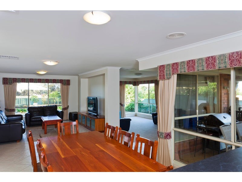 8 Northmoor Drive, Strathdale VIC 3550