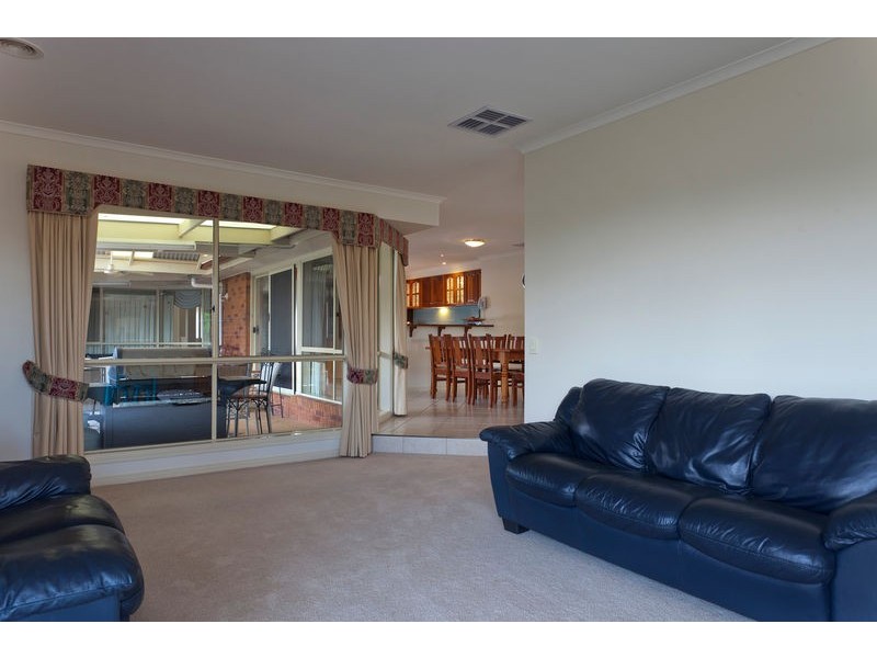 8 Northmoor Drive, Strathdale VIC 3550