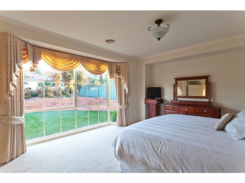 8 Northmoor Drive, Strathdale VIC 3550