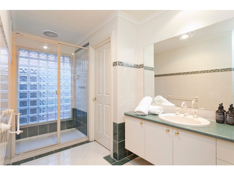 8 Northmoor Drive, Strathdale VIC 3550