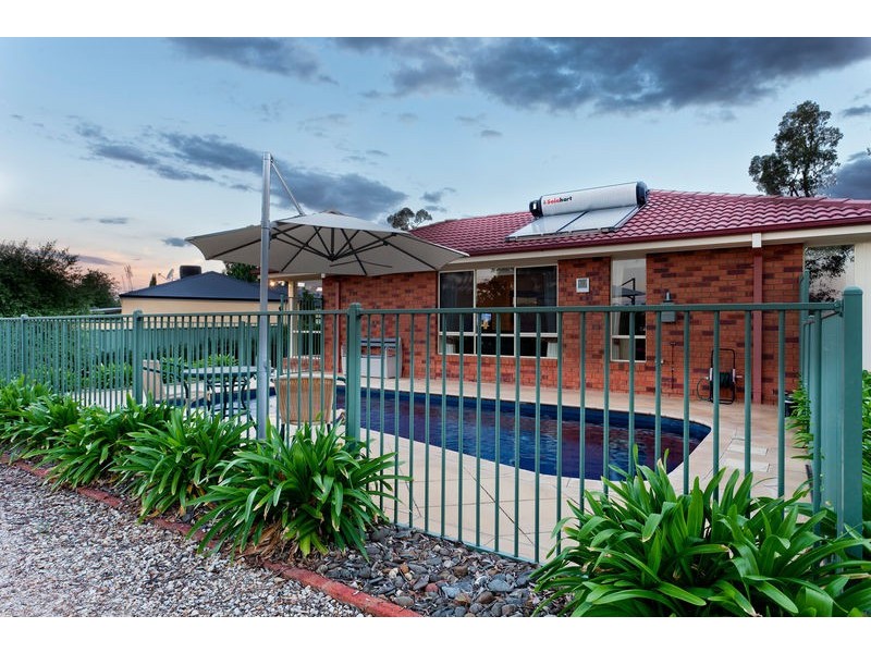 8 Northmoor Drive, Strathdale VIC 3550