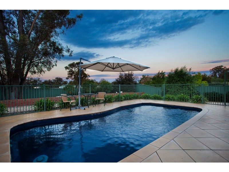 8 Northmoor Drive, Strathdale VIC 3550