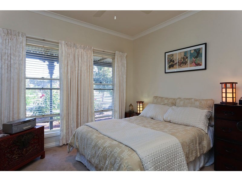 4 Leslie Place, Junortoun VIC 3551