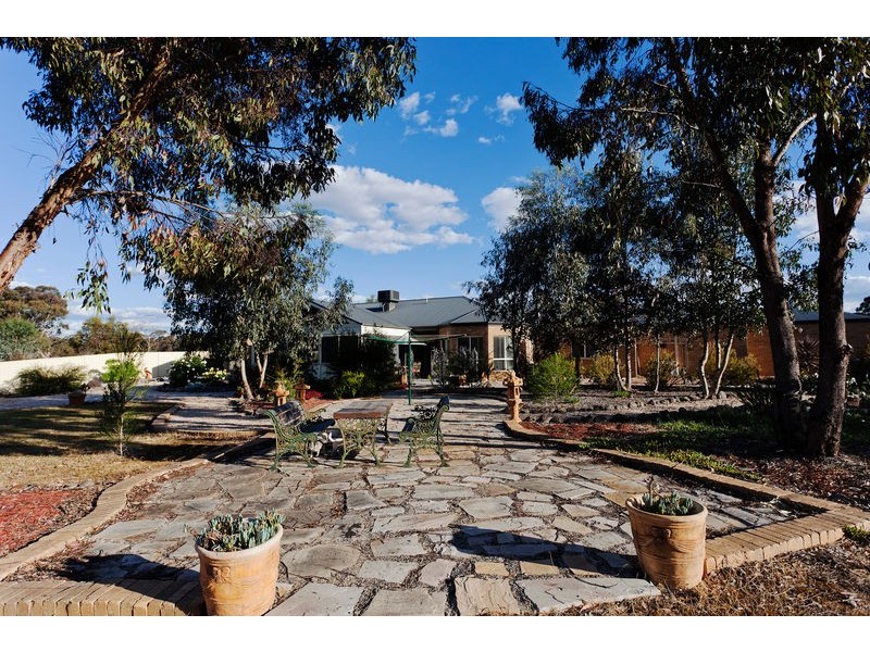 4 Leslie Place, Junortoun VIC 3551
