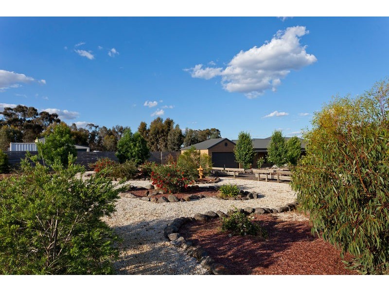 4 Leslie Place, Junortoun VIC 3551