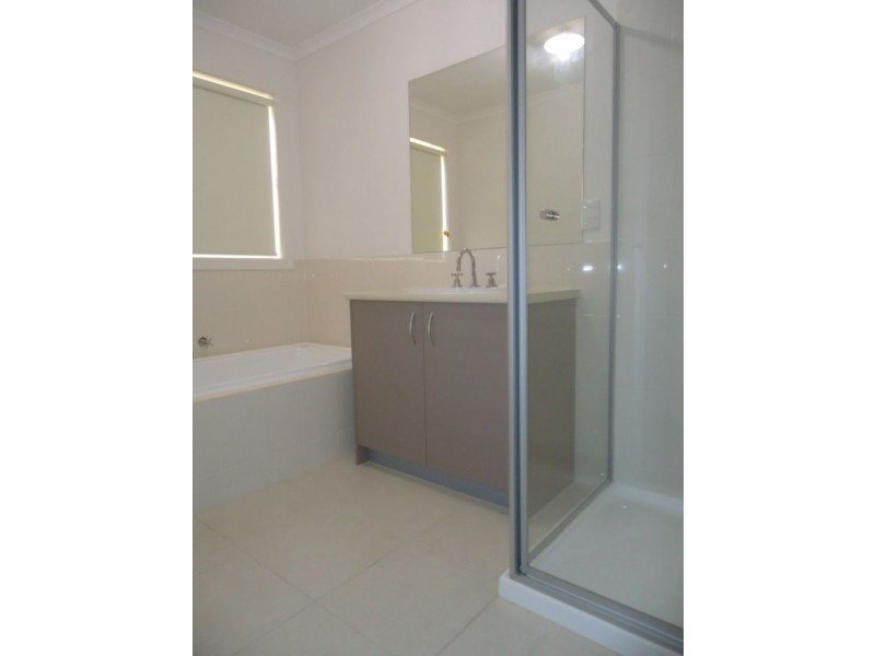 2/6A Barnett Drive, Kangaroo Flat VIC 3555