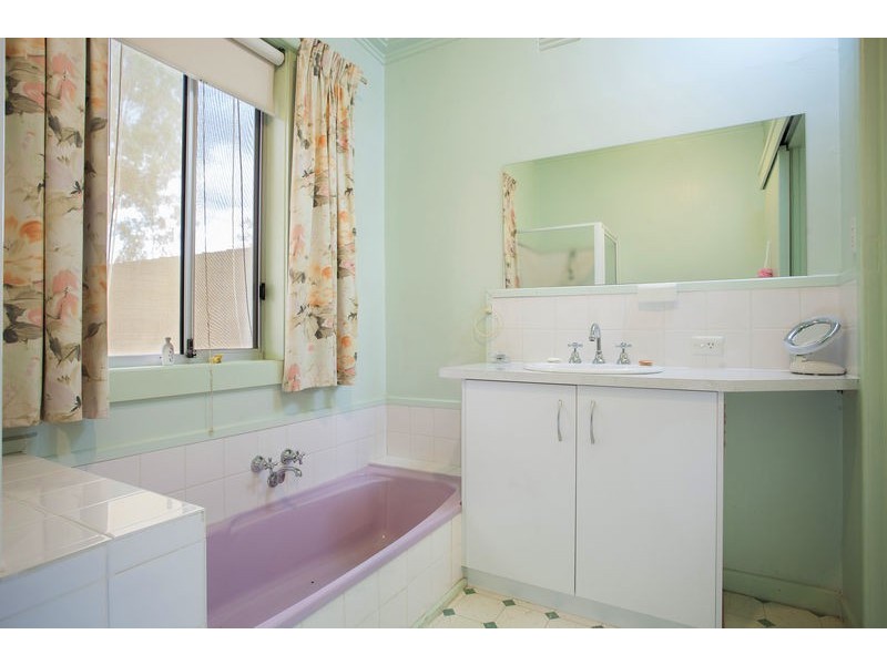 33 Weeroona Avenue, White Hills VIC 3550