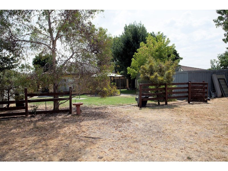 8 Priest Street, White Hills VIC 3550