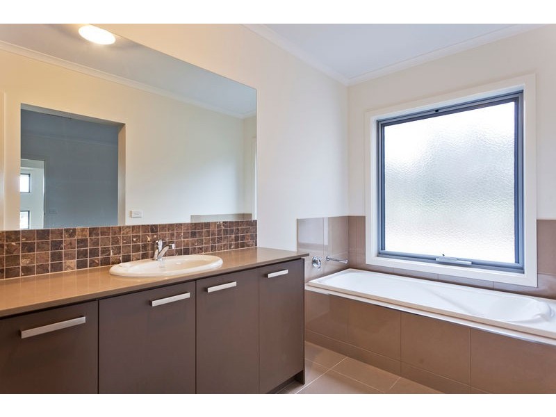 206 Inverness Street, Junortoun VIC 3551