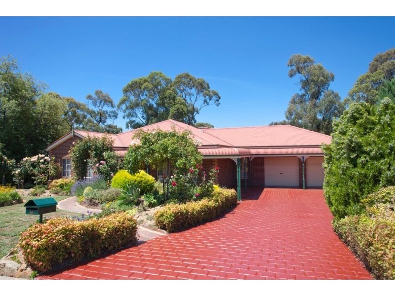 16 Greenwood Drive, Strathdale VIC 3550