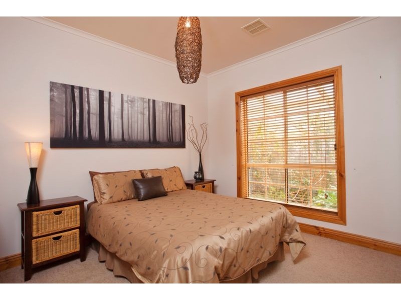 16 Greenwood Drive, Strathdale VIC 3550