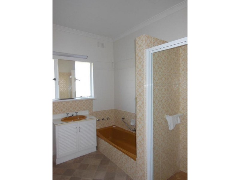 8 Lansell Street, Kangaroo Flat VIC 3555