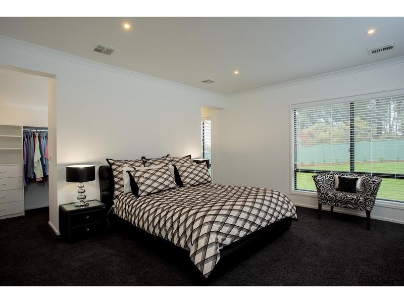 8 Federation Terrace, Kennington VIC 3550