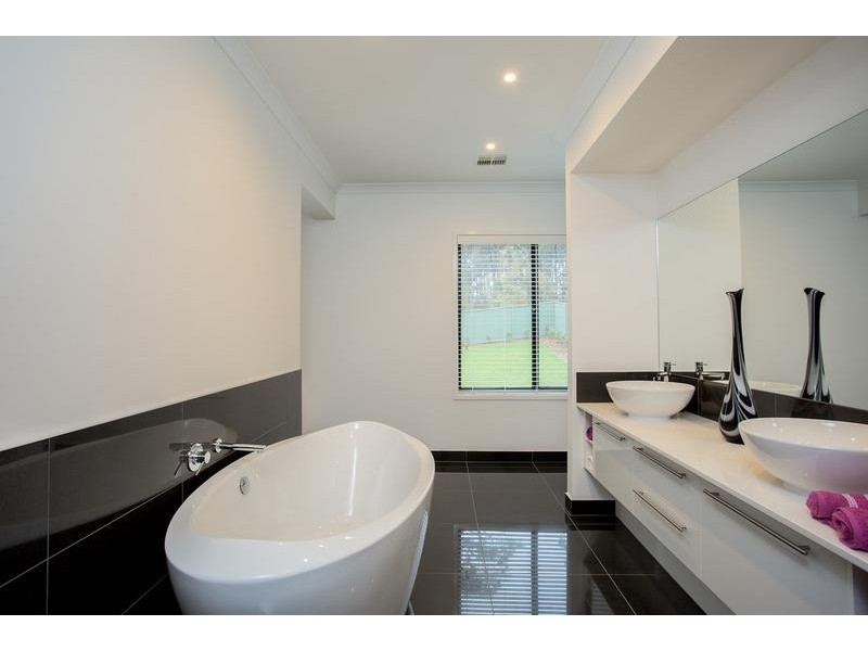 8 Federation Terrace, Kennington VIC 3550