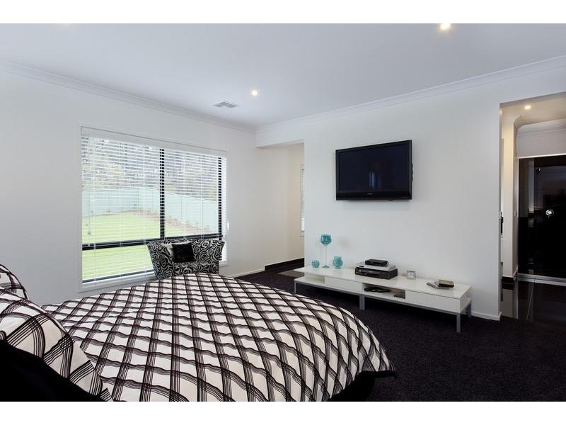 8 Federation Terrace, Kennington VIC 3550